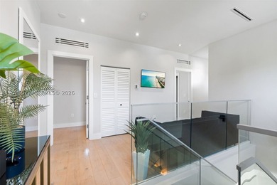 Stunning South Lake villa in Hollywood Beach on a 100' - photo 32