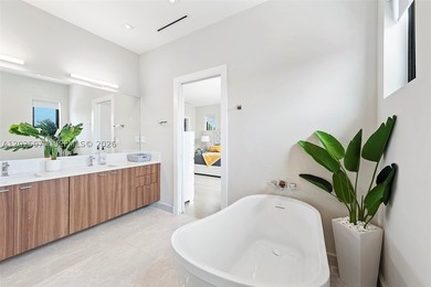 Stunning South Lake villa in Hollywood Beach on a 100' - photo 37