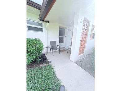 Welcome to this charming one-bedroom, one-and-a-half-bath - photo 2