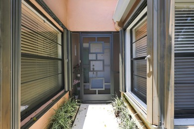 Welcome to this charming 2-bedroom, 2-bathroom villa located in - photo 4