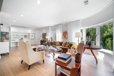 Live in the Heart of Mid-Beach! This 3BD/2BA residence offers - photo 4