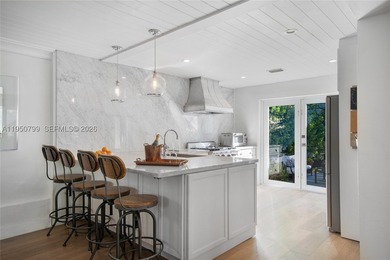 Live in the Heart of Mid-Beach! This 3BD/2BA residence offers - photo 10