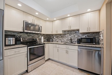 Beautifully updated first-floor condominium offering the perfect - photo 2