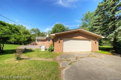 Welcome to 3125 Commerce Rd., in Milford Township! This - photo 3