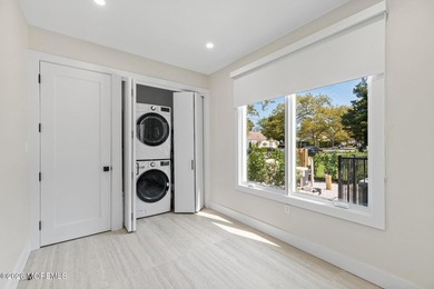 An elegant 8 bedroom, 5 bathroom coastal residence with a - photo 12