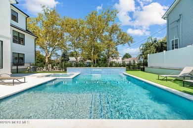 An elegant 8 bedroom, 5 bathroom coastal residence with a - photo 14