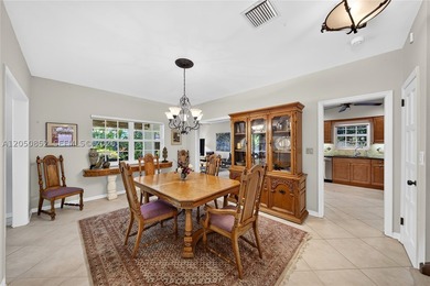 Perfectly situated on a quiet, tree-lined street in one of Coral - photo 4