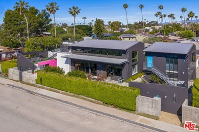 Own a Venice icon. Set on a rare, oversized corner parcel - photo 1