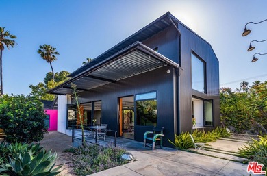 Own a Venice icon. Set on a rare, oversized corner parcel - photo 2