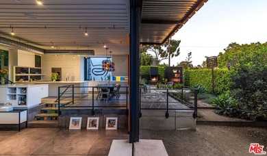 Own a Venice icon. Set on a rare, oversized corner parcel - photo 3