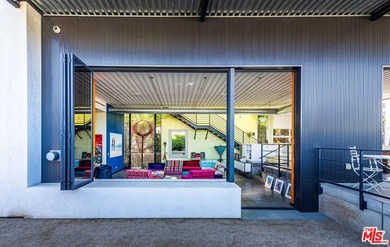 Own a Venice icon. Set on a rare, oversized corner parcel - photo 4