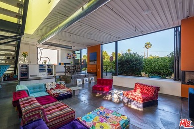 Own a Venice icon. Set on a rare, oversized corner parcel - photo 5