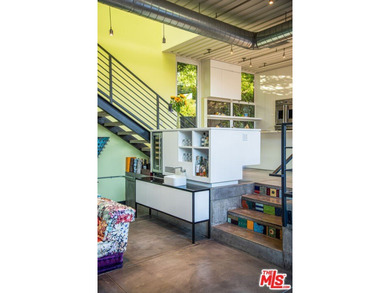 Own a Venice icon. Set on a rare, oversized corner parcel - photo 6