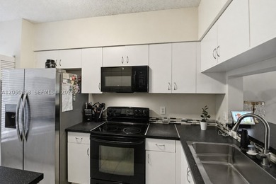 RARELY AVAILABLE CORNER UNIT! Charming 2 bedroom, 2.5 bath - photo 4