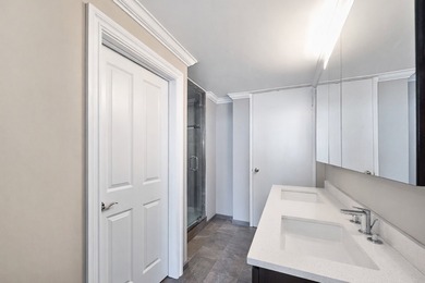 Don't miss out on this elegant and sophisticated Corner Unit! A