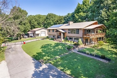 Beautiful home on 2 Acres in the Heart of Town - Near Lake - photo 2