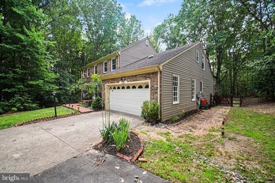 Move-In Ready 5BR, 3.5BA Brick-Front Colonial on a private - photo 2