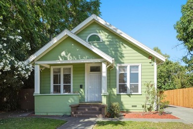 Charming Victorian-era residence located just minutes from - photo 1