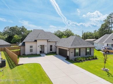 Welcome to LUXURY LIVING in the highly desirable, The Oaks Golf - photo 3