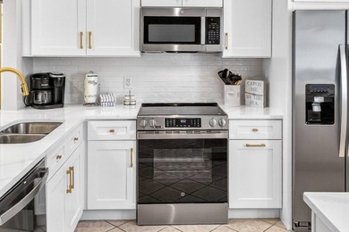 STUNNING UPSTAIRS CONDO WITH SWEEPING BAY & MARINA VIEWS IN - photo 13