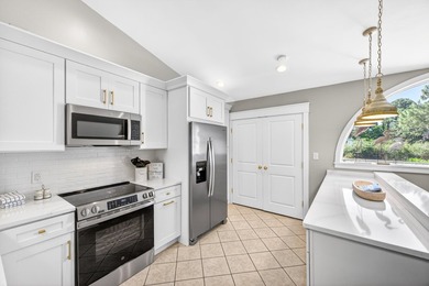 STUNNING UPSTAIRS CONDO WITH SWEEPING BAY & MARINA VIEWS IN - photo 14