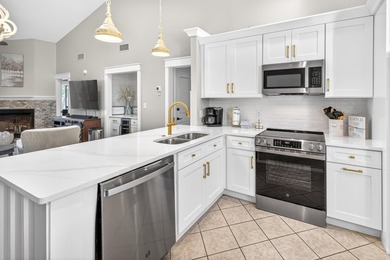 STUNNING UPSTAIRS CONDO WITH SWEEPING BAY & MARINA VIEWS IN - photo 15