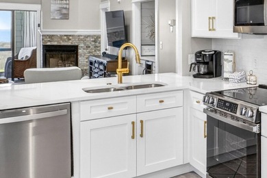 STUNNING UPSTAIRS CONDO WITH SWEEPING BAY & MARINA VIEWS IN - photo 17