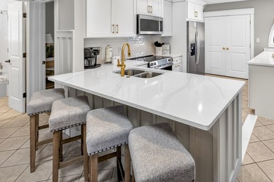 STUNNING UPSTAIRS CONDO WITH SWEEPING BAY & MARINA VIEWS IN - photo 20