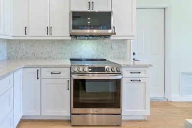 Welcome to this charming 3-bedroom, 2-bathroom single-story - photo 24