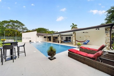 Welcome to Casa La Roca, located in the heart of Pinecrest. This - photo 31
