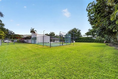 Welcome to Casa La Roca, located in the heart of Pinecrest. This - photo 34