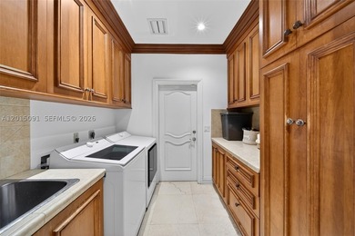 Welcome to Casa La Roca, located in the heart of Pinecrest. This - photo 37