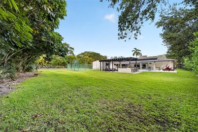 Welcome to Casa La Roca, located in the heart of Pinecrest. This - photo 48