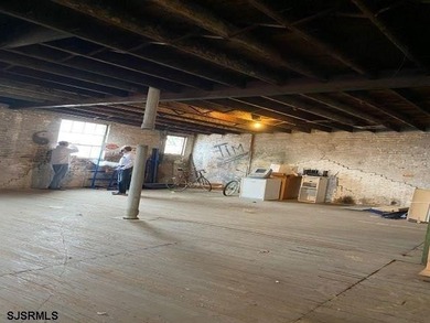 Priced to Sell !. Rare find, 3 story Warehouse in the heart of - photo 15