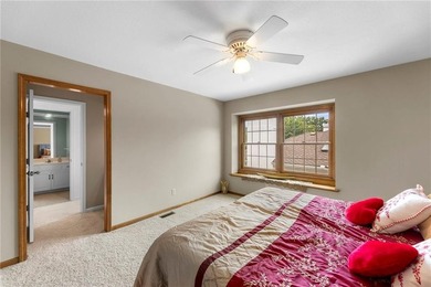 Stunning 4-bedroom, 3-bathroom home in the prestigious Lakewood - photo 41