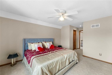 Stunning 4-bedroom, 3-bathroom home in the prestigious Lakewood - photo 42