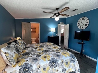 Beautifully updated and move-in ready 2 bedroom, 2 bath home - photo 18