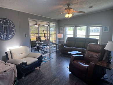 Beautifully updated and move-in ready 2 bedroom, 2 bath home - photo 21