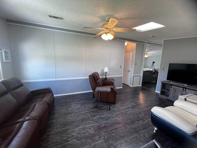 Beautifully updated and move-in ready 2 bedroom, 2 bath home - photo 22