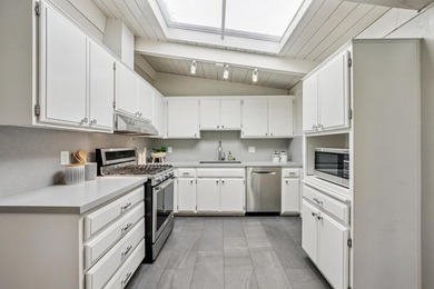 The sunroom, guest bedroom and bathroom near the laundry room - photo 9