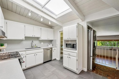 The sunroom, guest bedroom and bathroom near the laundry room - photo 10