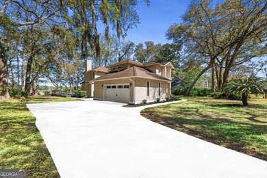 Nestled among mature oak trees along Borrell Creek with - photo 39