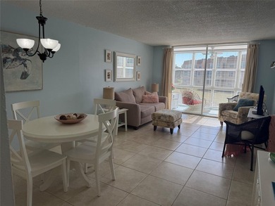Beautiful condo 1 bedroom, 1.5 bath. Move in ready come totally - photo 2