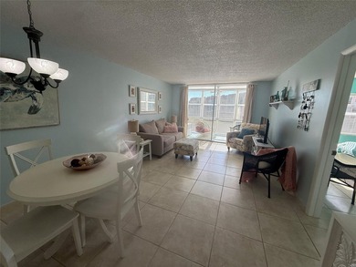 Beautiful condo 1 bedroom, 1.5 bath. Move in ready come totally - photo 3