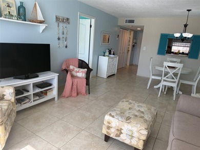 Beautiful condo 1 bedroom, 1.5 bath. Move in ready come totally - photo 6