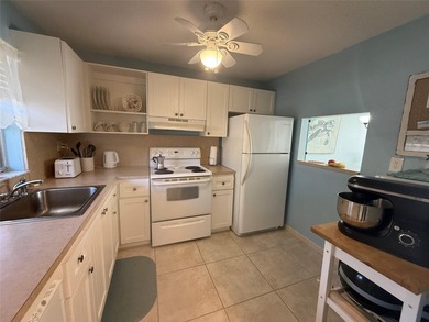 Beautiful condo 1 bedroom, 1.5 bath. Move in ready come totally - photo 7