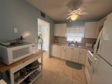 Beautiful condo 1 bedroom, 1.5 bath. Move in ready come totally - photo 9
