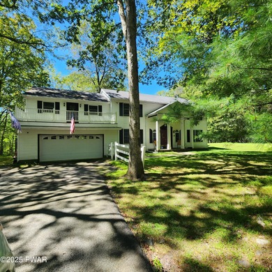 Beautifully Maintained & Spacious Colonial on a Private - photo 2