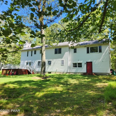 Beautifully Maintained & Spacious Colonial on a Private - photo 3