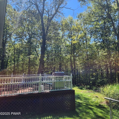Beautifully Maintained & Spacious Colonial on a Private - photo 4